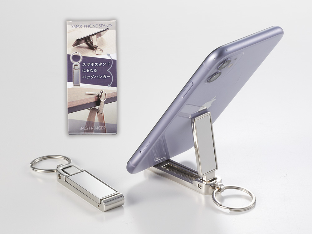 スマホスタンドにもなるバッグハンガー
